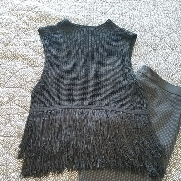 Knit top w fringe - Picture 2 of 8
